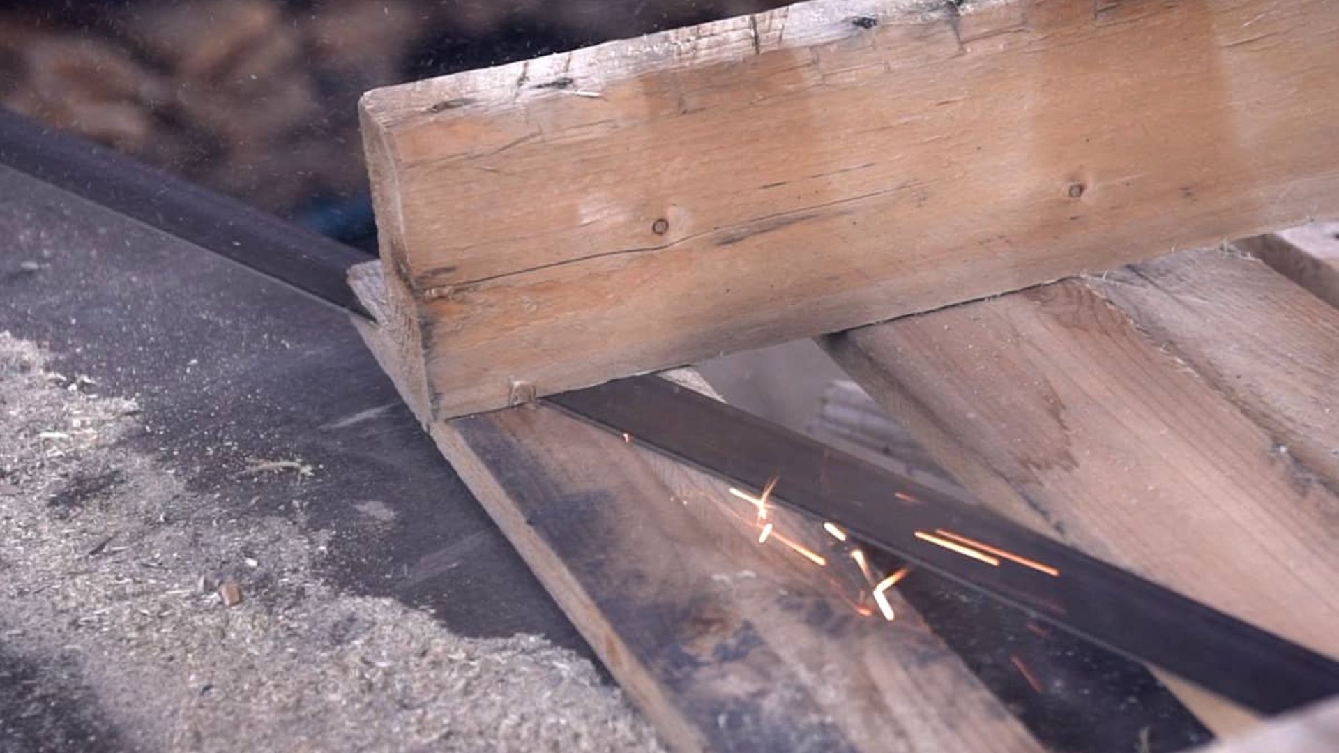 Cut through the toughest pallets with ease, thanks to the Q901 Pallet Dismantler Band Saw Blade – M42 Bi Metal.